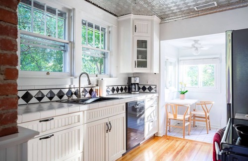 Belmont House | Yellow House| 2 BR Cottage Dtwn Cville/Belmont