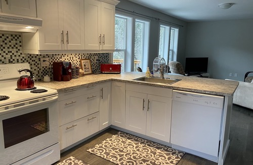 View Royal House | Yellow House Living - 2 bedroom Carriage House