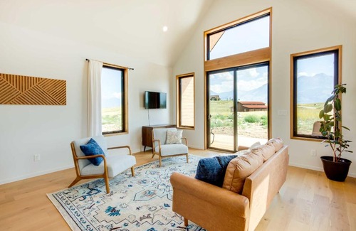 Emigrant House | Yellowstone Prairie Retreat 360 Mountain Views!