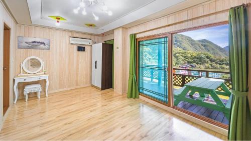 Yeongwol House | Yeongwol gangeulpumeunsoo pension
