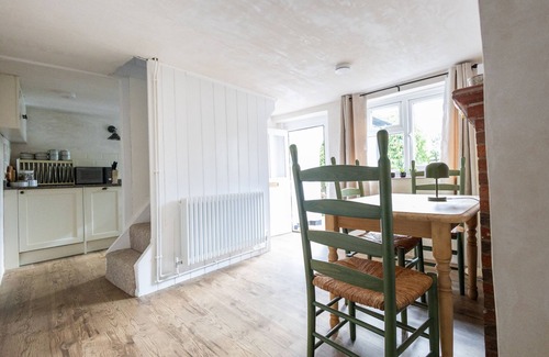 New Forest District Cottage | Yew Tree Cottage - detached cob cottage in the heart of Nomansland.
