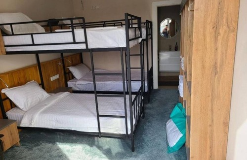 Tashkent Bed & Breakfast | YO Guesthouse : Quadruple Room with Shower