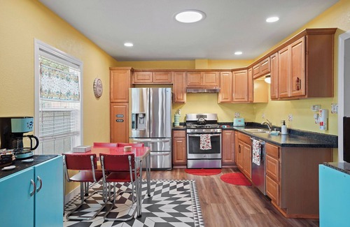 Davis House | Yolo Bungalow Cozy Craftsman in Downtown Davis 🌿 Historic charm meets modern comfort! Just steps from shops, cafés, restaurants, and the Farmers Market, this updated 100-year-old bungalow is perfect for families, academics, and pet lovers alik