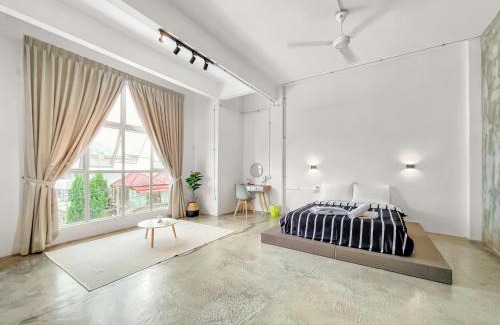 Yong Peng House | Yong Peng homestay 永平民宿- 3 Bedroom Shoplot converted BnB at level 1 &2, for business travellers, Street Parking, WIFI, 1 min to KFC & MCD