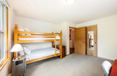 Little Sturgeon House | Yorita Manor - Lake Front Getaway! Dogs, Fire Pit & Deck