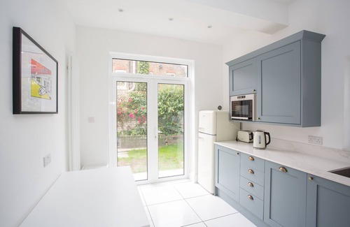 Worthing House | York House - Sleeps 12 beach road with sea views