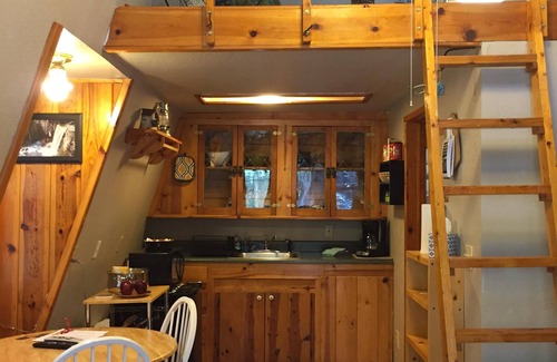 Oakhurst Cabin | Yosemite's Suite Retreat's "Gingerbread House, Perfect for 2!