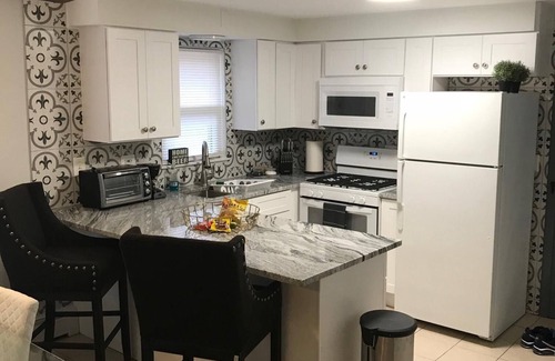 Berwyn Apartment | You'll love! Spacious, clean, remodeled, 2 bedroom, parking, coin W/D, linens