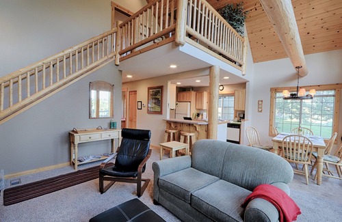 Redmond House | You've found it! Bright, pet free, on golf course, Fast WiFi, EV charger