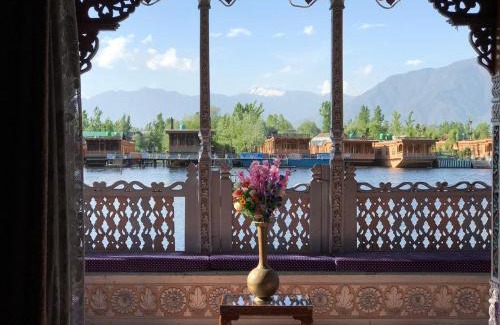 Dal Lake Hotel | Young Bombay Premium Heritage Houseboat