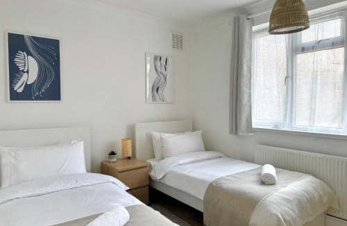 Canning Town Apartment | Your Cosy Get-away 5 minutes from Canning Town Station, near ExCel & O2