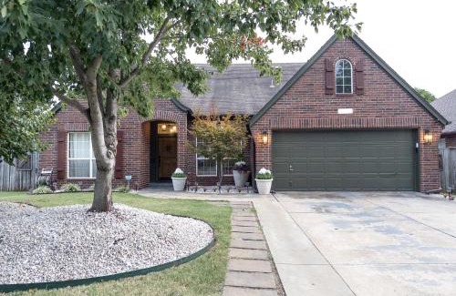 Broken Arrow House | Your Family Home Away from Home