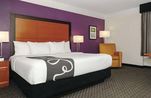 Guasti Hotel | Your Home Away From Home! Amazing unit w/Pool access Near Toyota Arena!