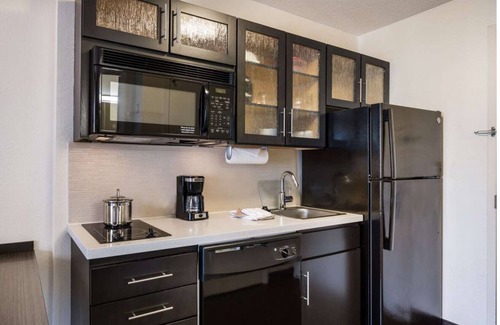 Golden Apartment | Your Home Away From Home! Pet-Friendly Stay with Kitchenette!