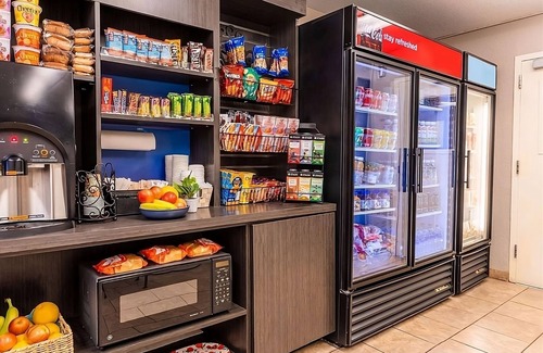 Clearwater Hotel | Your Home Away From Home! Full Kitchen, Outdoor Pool, Free Parking