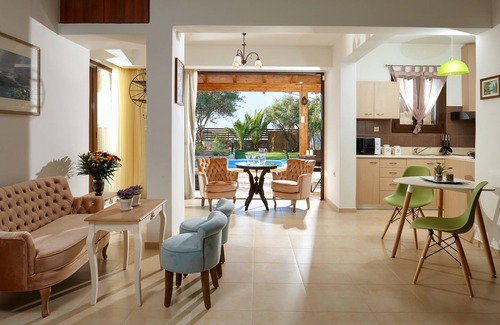 Anissaras Villa | Your ideal holiday in Hersonissos in a Villa with a private pool and jacuzzi.