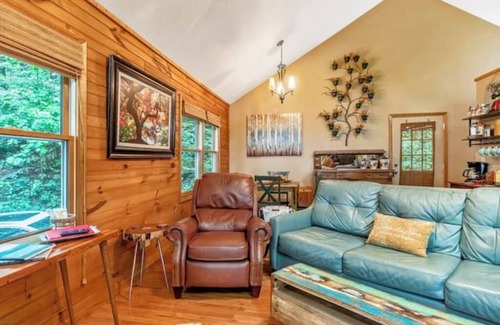 Lynn Cabin | Your ideal mountain cabin retreat with a hot tub and firepit!
