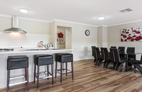 Bulla House | Your Own Place, your Own Space, 5 min to the Airport! Sleeps 12