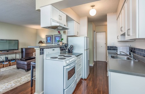 West End Apartment | Your Perfect Westend location - 5 min from beach or Stanley Park