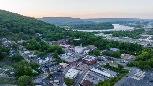 St. Elmo Improvement League Apartment | Your St Elmo Getaway for Rock City & Ruby Falls, 2BD townhome, 6 min to downtown