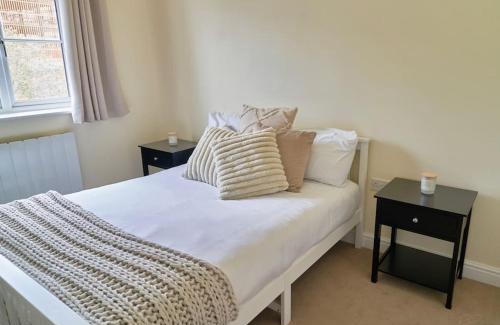 Wokingham Apartment | Your Wokingham Hideaway, Charming 2-Bed Flat with En-Suite, Free Wi-Fi and Parking & Sleeps 4