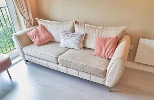 Wokingham Apartment | Your Wokingham Hideaway, Charming 2-Bed Flat with En-Suite, Free Wi-Fi and Parking & Sleeps 4
