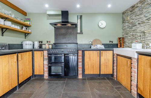 Machynlleth House | Ysgubor Tanllan - Three Bedroom House, Sleeps 6