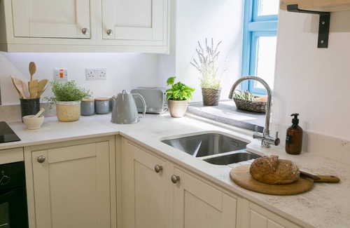 Llanddaniel Fab Cottage | Ysgubor Wennol (Swallow Barn) - a cosy fire that sleeps 4 guests in 2 bedrooms