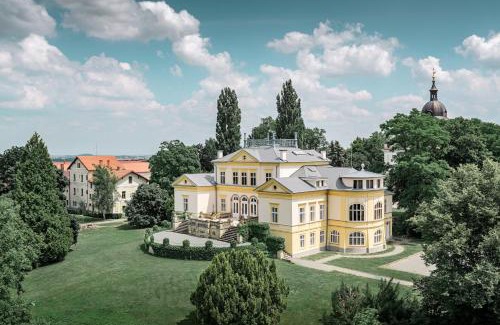 Dobrenice Hotel | Zámek Dobřenice