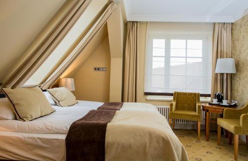 Bielany Wroclawskie Hotel | Zamek Topacz