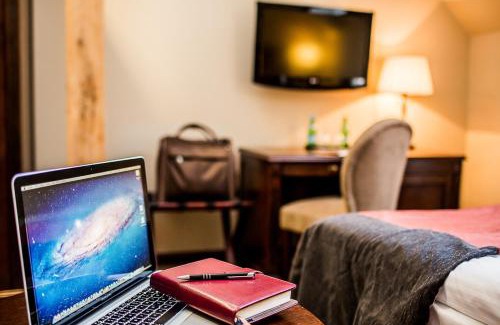Bielany Wroclawskie Hotel | Zamek Topacz