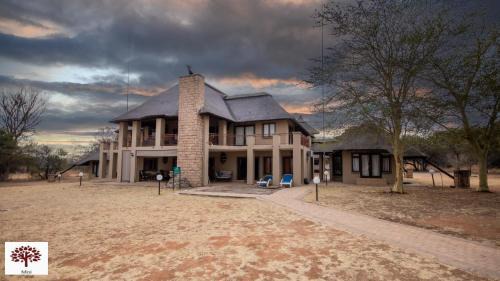 Leeupoort Villa | Zebula Golf and Wildlife Estate - Owl's Haven Pax 10 - Moi Signature Luxury villa