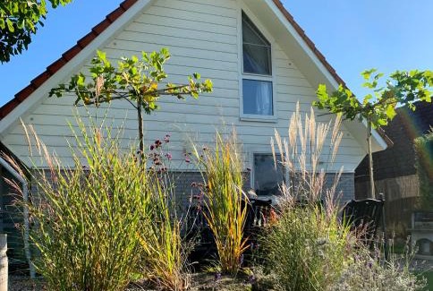 Herkingen House | "ZeeLandZon" Holiday home by the lake with Jacuzzi and Sauna
