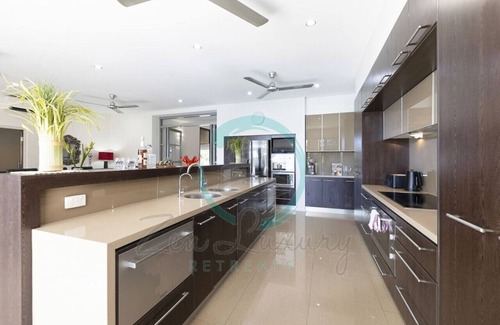 Bayview House | Zen Bayview Bliss: Luxury Marina Mansion