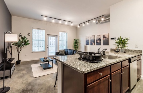 Downtown Memphis Apartment | Zen Garden KING SUITE downtown + POOL & GYM
