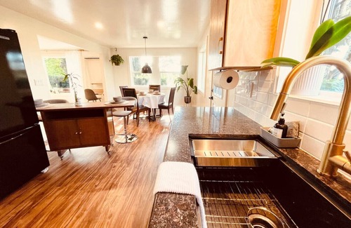 Amazon House | Zen Garden Retreat, 2queen + 2full sized beds, near UO, fast Wi-Fi, sunset views