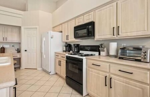 MacDonald Ranch House | Zen House - Newly Remodeled 3BR + Den with Pool