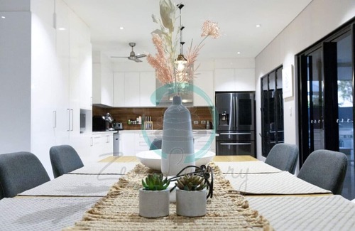 Johnston House | Zenhouse (Lind) Private Pool ~ Bar ~ Pets OK