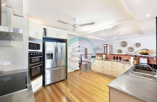Durack House | ZENLUX - 3-Story Corporate Golf Retreat