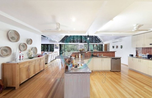 Durack House | ZENLUX - 3-Story Corporate Golf Retreat
