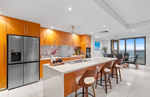 Darwin City Centre Apartment | ZenLux: 4BR Waterfront Penthouse Pad 270° Panoroma