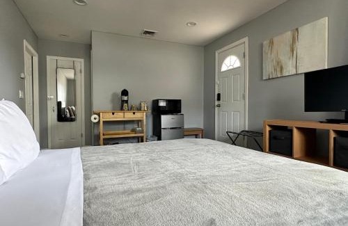 East Meadow House | ZenOasis pvt BedBath Studio by NUMC