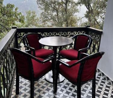 Mallital Apartment | Zephyr 2BHK Lakeview Near Mall Road & Naini Lake