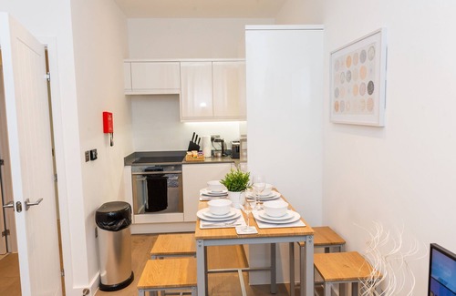 St Albans Apartment | Ziggurat-Close to London-Luton Airport-St Albans Train station-HarryPotter World