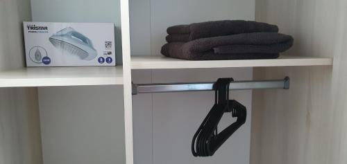 Leverkusen Apartment | Zimmer 3 von 3 mit Gemeinschaftsbad-Küche, 30min Köln Messe Bahnhof, 5min Leverkusen Bahnhof Zentrum