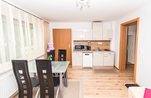Pausendorf House | Zimmer Ferienwohnung Yassi