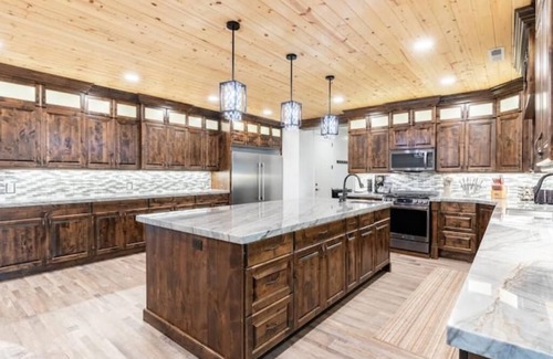 Colorado City Villa | Zion Vista 7BR/5.5BA Poolside Manor Near Zion: Sauna, Hot Tub, Golf, Gym