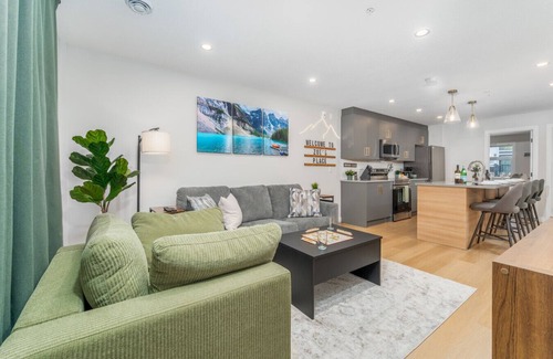 Harvie Heights Apartment | ZOES' PLACE | HOT TUB | PARKING