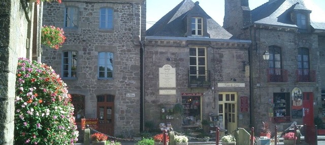 Beautiful renovated stone cottage, close to Brittany's major attractions