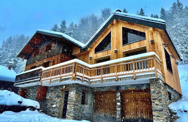 Évasion Alpine: ski chalet for 12-14 people